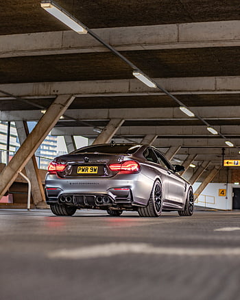 BMW M4،  سيارة رمادية،  مرآب داخلي،  ليستر المملكة المتحدة،  النقل الحضري،  تصميم أنيق،  ساحة لانتظار السيارات،  عشاق السيارات،  مركبة الأداء،  سيارة حديثة،  مشهد المدينة