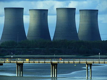 chladící věž, Průmyslové chladicí věže, most přes vodu, Energetická infrastruktura, krajinářské fotografie, Krajina chladicí věže, průmyslové krajiny, vodní most, Energetická rostlina, chladicí věže, průmyslová energie