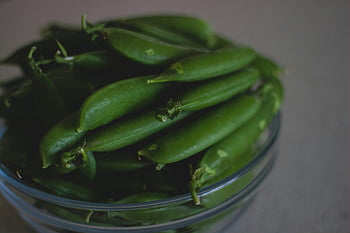 green beans, fresh green beans, glass bowl, close-up shot, natural freshness, fresh vegetables, green vegetables, healthy food, food photography, vegetarian food, green bean pods