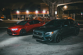 luxusní auta, mitsubishi lancer evo, Subaru Wrx, sportovní sedany, zaparkovaná auta, noční scénu, pouliční osvětlení, městském prostředí, vysoce výkonná vozidla, Automobiloví nadšenci, automobilové fotografie