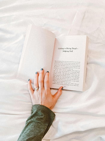 main de femme, livre, draps blancs, lit, mode de vie, relaxant, fermer, en train de lire, confort, loisir, maison