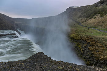 Cachoeira de Gullfoss, Islândia, foto de close-up, cachoeiras, céu branco, Lush Green Hills, Vapor enevoado, vista deslumbrante, paisagem natural, beleza cênica, Destino de viagem