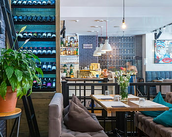 Stylish Cafe, Stadtcafe, Weinauslage, elegantes Dekor, Sitzgelegenheiten einladend, gemütliches Café, Innenarchitektur, Modernes Café, städtisches Café, Café-Dekor, Cafe Sitzgelegenheiten