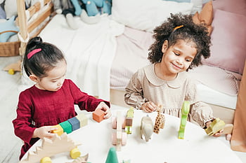 jenter som spiller, hvitt bord, tre leker, innendørs lek, kreativitet, glede, barn som leker, innendørs aktiviteter, Pedagogiske leker, glade barn, spilletid