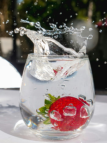 jahodový splash, čiré sklo, voda, Závalná jahoda, osvěžující, stříkající vodě, ovoce ve vodě, jahoda ve skle, osvěžující nápoj, jahodový nápoj