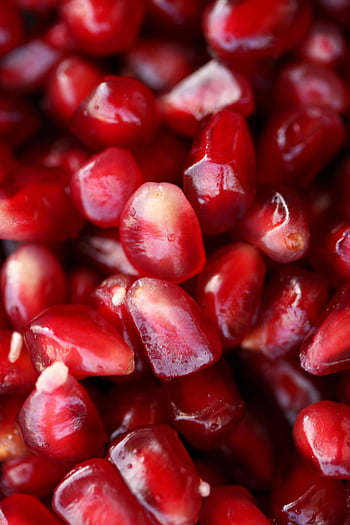 red pomegranate seeds, vibrant close-up, healthy fruit, refreshing seeds, pomegranate arils, red arils, close-up view, pomegranate seeds, healthy seeds, red fruit, vibrant seeds