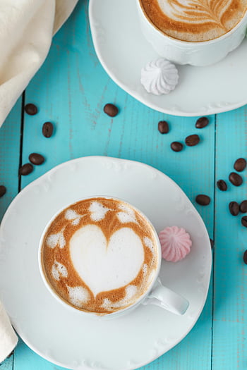 latte art, káva, srdce latte umění, tyrkysový stůl, milovníci kávy, pohled shora, Kávová zrna, marshmallows, bílý šálek, podšálek, okouzlující latte