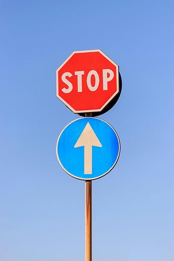 dopravní značky, stopka, červená značka stop, modrá šipka vpřed, jasné modré nebe, dopravní značení, bezpečnost na silnicích, ulice znamení, směrová značka, směry silnic