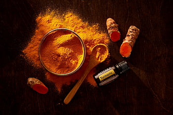 prášek kurkumy, kořeny kurkumy, esenciální olej, dřevěný povrch, pohled shora, doterra, Kurkuma, přírodní ingredience, koření, výhody zdraví, aromatický olej