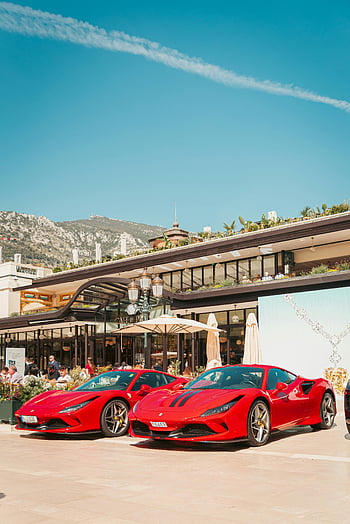 Piros Ferrari F8, luxus sportautók, Monte Carlo, monaco, tiszta ég, vörös sportautók, parkoló autók, kültéri beállítás, hegyi kilátás, café de paris, Ferrari F8