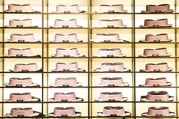 klänningskjortor, snyggt staplad, elegant, organiserad insamling, hyllor, modebutik, snyggt organiserad, klädskjorta, elegant display, detaljhandeln display
