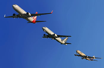 aerei commerciali, chiaro cielo blu, tecnologia aeronautica, aeroplano grigio, impennata, trasporto aereo, aereo, volo, linea aerea, jet di linea, vista cielo