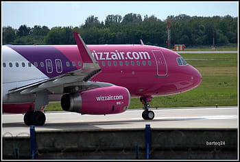 Airbus A320-232, Wizz Air, HA-LYN, Warsaw Chopin Airport, Europe, Poland, aircraft, airplane, aviation, pink livery, c/n 6559