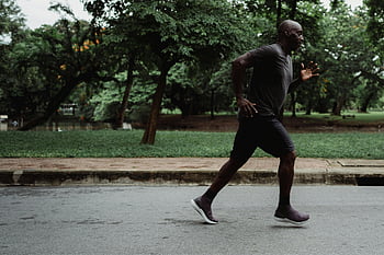 uomo che corre, camicia grigia, messa a fuoco superficiale, Parco verde, fitness, benessere, jogging, determinato, esercizio all'aperto, stile di vita attivo, vita sana
