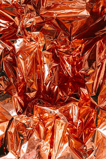 赤いホイル、 くしゃくしゃになった金属、 光沢のあるテクスチャー、 抽象的なパターン、 鮮やかな折り目、 金属的な輝き、 レッドメタリック、 しわくちゃのテクスチャー、 赤い背景、 クローズアップホイル、 しわのあるテクスチャー