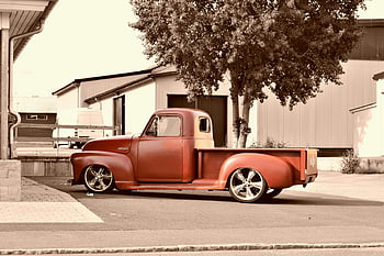 camion rosso a 2 porte, Pickup rosso classico, zona urbana, edifici, alberi, camion parcheggiato, camion vintage, camion rosso, contesto urbano, veicolo classico, albero vicino al camion