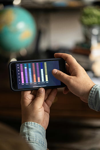 smartphone, Analisi digitale, grafici di dati colorati, avvicinamento, mani che tengono, dispositivo mobile, Visualizzazione dati, Analisi aziendale, tecnologia, display per smartphone, app di analisi