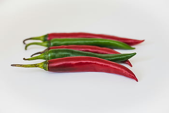 칠리 고추, 녹색 칠리 페퍼, 빨강 칠리 페퍼, 신선한 고추 고추, 흰색 배경, 확대보기, 두 개의 녹색 칠리 페퍼, 3 개의 붉은 칠리 페퍼, 매운 고추, 신선한 고추, 칠리 후추 품종
