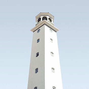 Beyaz Kule, Saat kulesi, minimalist tasarım, geometrik detaylar, açık mavi gökyüzü, beyaz saat kulesi, mimari yapı, yüksek kule, Modern mimari, açık sahne, gökyüzü arka plan