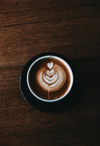 latte art, ve tvaru srdce, hnědá a bílá, cappuccino, Rustikální dřevěný stůl, pohled shora, kávový šálek, složitý design, káva umění, nápoj, napít se