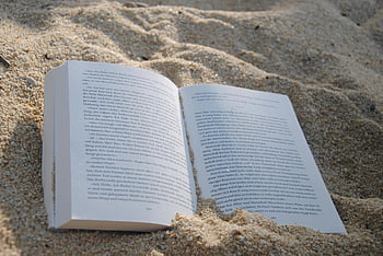 libro bianco, spiaggia sabbiosa, Lettura diurna, libro aperto, rilassamento, Lettura del tempo libero, scena della spiaggia, sabbia, Lettura all'aperto, Prenota sulla sabbia, Libro della spiaggia