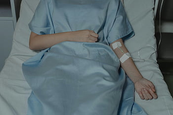 患者、 ベッドに横たわって、 病院用ガウン、 点滴、 病気の感覚、 医療、 病院用ベッド、 患者ケア、 ヘルスケア設定、 回復