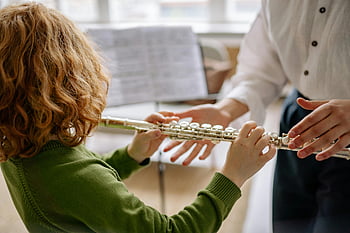 flüt dersi, çocuk öğrenme, öğretmen öğretimi, Uygulamalı Öğrenme, müzikal gelişim, kapalı ders, flüt çalma, müzik eğitimi, çocuk müzisyen, öğretmen rehberliği, flüt eğitimi