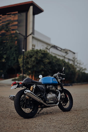 Royal Enfield GT 650, parkeret, strand, sandet strand, moderne arkitektur, motorcykel, klassisk motorcykel, udendørs, arkitektur baggrund, blå motorcykel, Sandlig jord