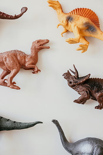 hračky dinosaurů, plastové hračky dinosaurů, různých druhů, bílý povrch, Závalný sortiment, modely hraček, bílé pozadí, Dinosaur modely, Barevní dinosauři, prehistorické hračky, hračky dinosaury