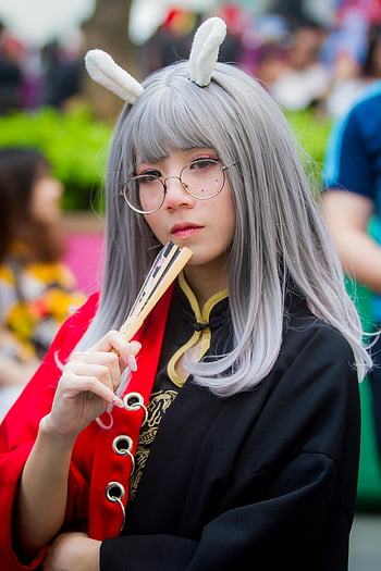cosplay, dívka, která nosí brýle, Elegantní portrét, Mladá žena, Stylový oděv, anime charakter, kostým cosplay, šedé vlasy, králičí uši, fanoušek, událost cosplay