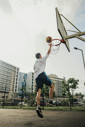muž, bílá košile, rozložení, venkovní basketbalové hřiště, městské pozadí, Atletický muž, namočit, Basketball, sportovní, akce výstřel, panoráma města