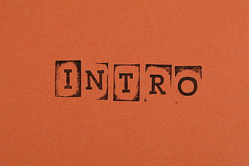 close-up foto, Intro -tekst, Intro, gestempelde tekst, zwarte stempel, oranje achtergrond, vette ingang, grafisch ontwerp, typografie, minimalistisch ontwerp, Tekst Art