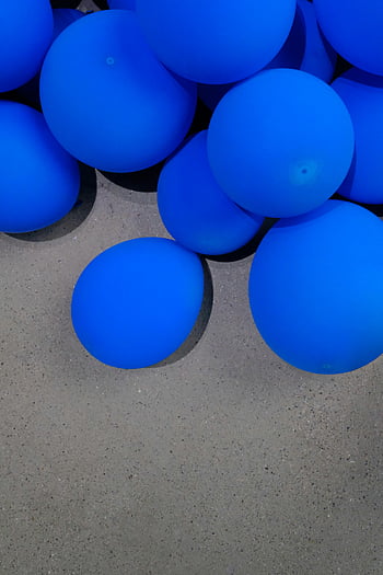 palloncini blu, marciapiede, cemento strutturato, vibrante blu, progetti creativi, decorazione esterna, forniture per feste, pianificazione degli eventi, Decorazioni festive, piano terra, contesto urbano