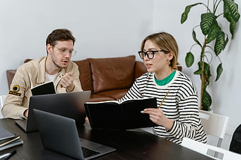 Bărbat și femeie care discută, la locul de muncă, sesiune de brainstorming, birou contemporan, colegii, laptop, caiet, ochelari, Setare interioară, Întâlnire profesională, îmbrăcăminte lejeră