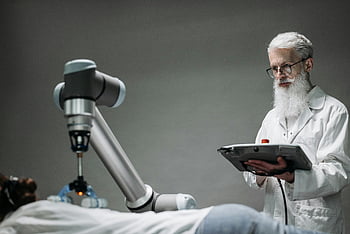 老人、 制御ロボット、 上級科学者、 観察ロボット、 タスクを実行する、 屋内で、 ロボットアーム、 タブレット、 白い白衣、 灰色の背景、 技術