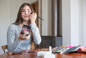 Frau, die Rouge aufträgt, Make-up Pinsel, junge Frau, Rouge auf die Wangen auftragen, lächelnde Frau, Make-up zu Hause, Make -up -Routine, Schönheitsroutine, Make-up-Anwendung, Errötenanwendung, Make-up-Tools
