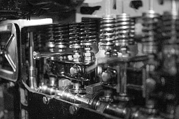 stříbrný motor, detail, Černý a bílý, Komponenty motoru, Kovové prameny, Podrobný motor, mechanické části, průmyslové stroje, automobilový motor, Detaily motoru, Mechanické prameny