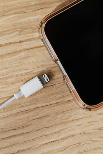 chytrý telefon, nabíječka, USB konektor, dřevěný stůl, nabíjecí kabel, telefon, detail, technologie, přístroj, elektronika