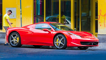 červený supercar, ferrari, sportovní auto, luxusní vozidlo, Vysoce výkonné auto, červené ferrari, městském prostředí, žlutá budova, pouliční scény, automobilový nadšenec, panoráma města