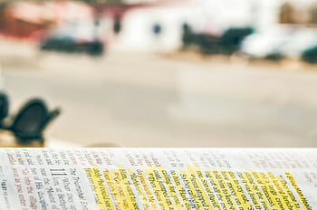 الكتاب المقدس،  التصوير الفوتوغرافي عن قرب،  نص مميز،  خلفية غير واضحة،  الفضاء،  الكتاب المقدس مفتوح،  نص ديني،  مواد القراءة،  روحاني،  الإيمان