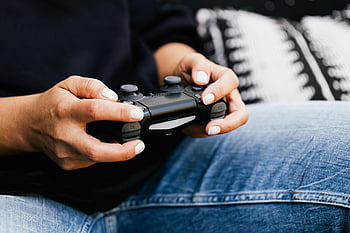 コントローラーを持っている人、 黒いゲームコントローラー、 ビデオゲーム、 クローズアップハンド、 ゲームコントローラ、 ビデオゲームをプレイします、 ゲームをプレイしている人、 ブラックコントローラー、 コントローラーを持つ手、 ビデオゲームコントローラ、 クローズアップゲーム