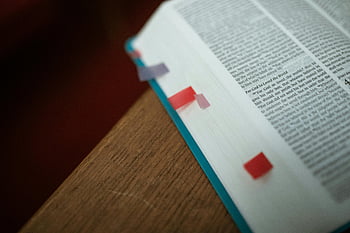 otevřená bible, Barevné záložky, dřevěný stůl, detailní záběr, náboženského textu, studijní materiály, čtenářský materiál, duchovní kniha, studijní stůl, stránky knihy, Záložky na záložkách