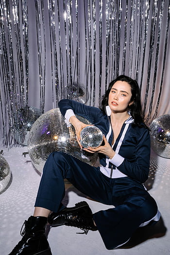 ženského modelu, disco koule, Retro Tracksuit, Disco 90. let, stylová žena, představují, Disco Vibe, stříbrné pozadí, černé boty, Nastavení diskotéky, disco móda