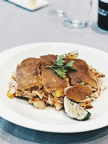 Quesadilla de carne savuroasă, felie de lime, placă ceramică albă, mâncare de aproape, masa delicioasa, mancare gatita, carne de vită, Garnis de var, Prezentarea plăcilor, alimente fotografice, fel de mâncare savuroasă