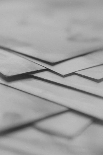 근접 촬영 사진, 서류 더미, 겹쳐진 종이 층, 그레이 스케일 이미지, 추상 예술적 효과, 근접 촬영, 종이 질감, 흑백 사진, 문서 스택, 여러 겹의 종이, 그림자 놀이