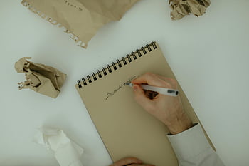 구겨진 종이, 사람 글쓰기, 메모장, 브레인 스토밍, 독창성, 작업 공간, 책상, 쓰기 과정, 창조적 인 과정, 종이 공, 나선형 노트북