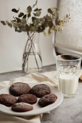 mælk, småkager, chokoladekager, snack tid, klart drikkeglas, plade af cookies, forfriskende glas, lækre småkager, mælk og kager, dessert, snack