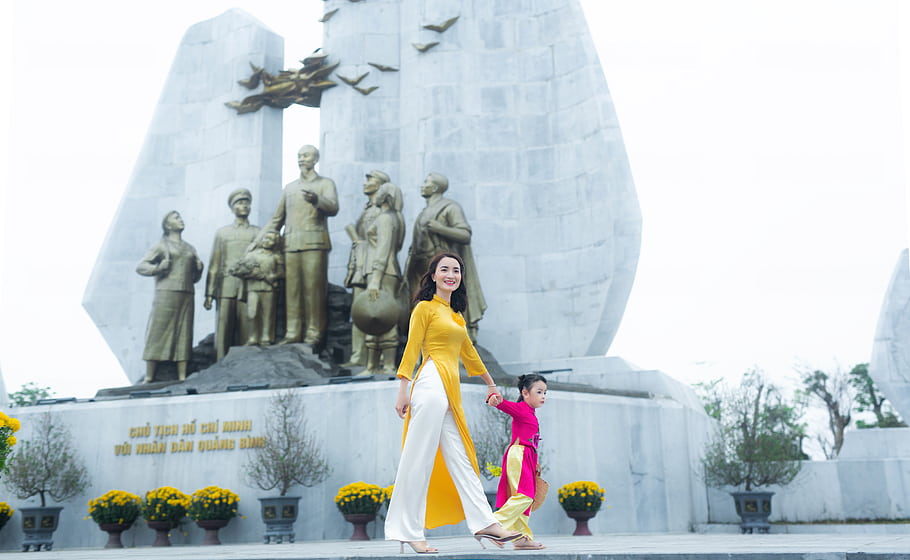 památník, sochy, žena, dítě, tradiční oblečení, žluté šaty, růžové šaty, květiny, venkovní, Vietnam, sochařství