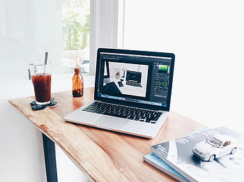 gümüş macbook pro, kahverengi ahşap masa, Rahat Ev Ofisi, dizüstü, buzlu kahve, ahşap sıra, Ev Ofisi Kurulumu, masa düzeni, evden çalışmak, Ofis masası, masa üzerinde kahve