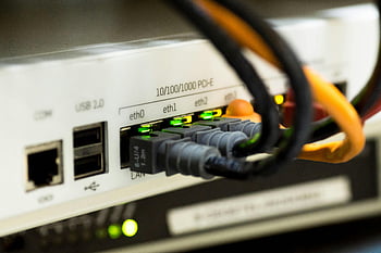 Bílý přepínač Hub, ethernetové kabely, Síťová připojení, routeru, moderní technologie, USB 2.0, LAN port, pci-e, Podrobný detail, Síťové vybavení, zapnuto
